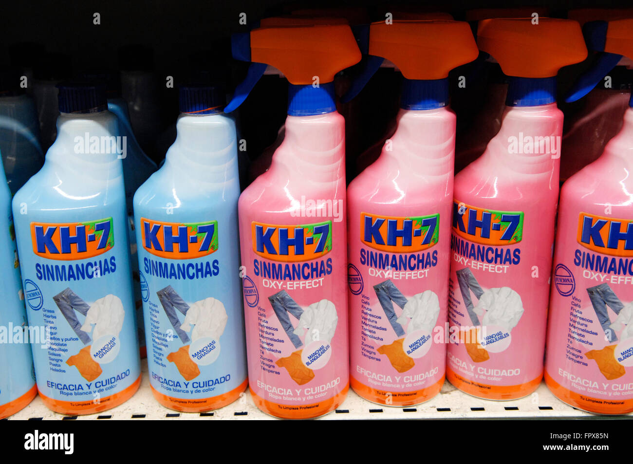 https://c8.alamy.com/comp/FPX85N/kh-7-sinmanchas-stain-remover-on-display-in-a-carrefour-supermarket-FPX85N.jpg