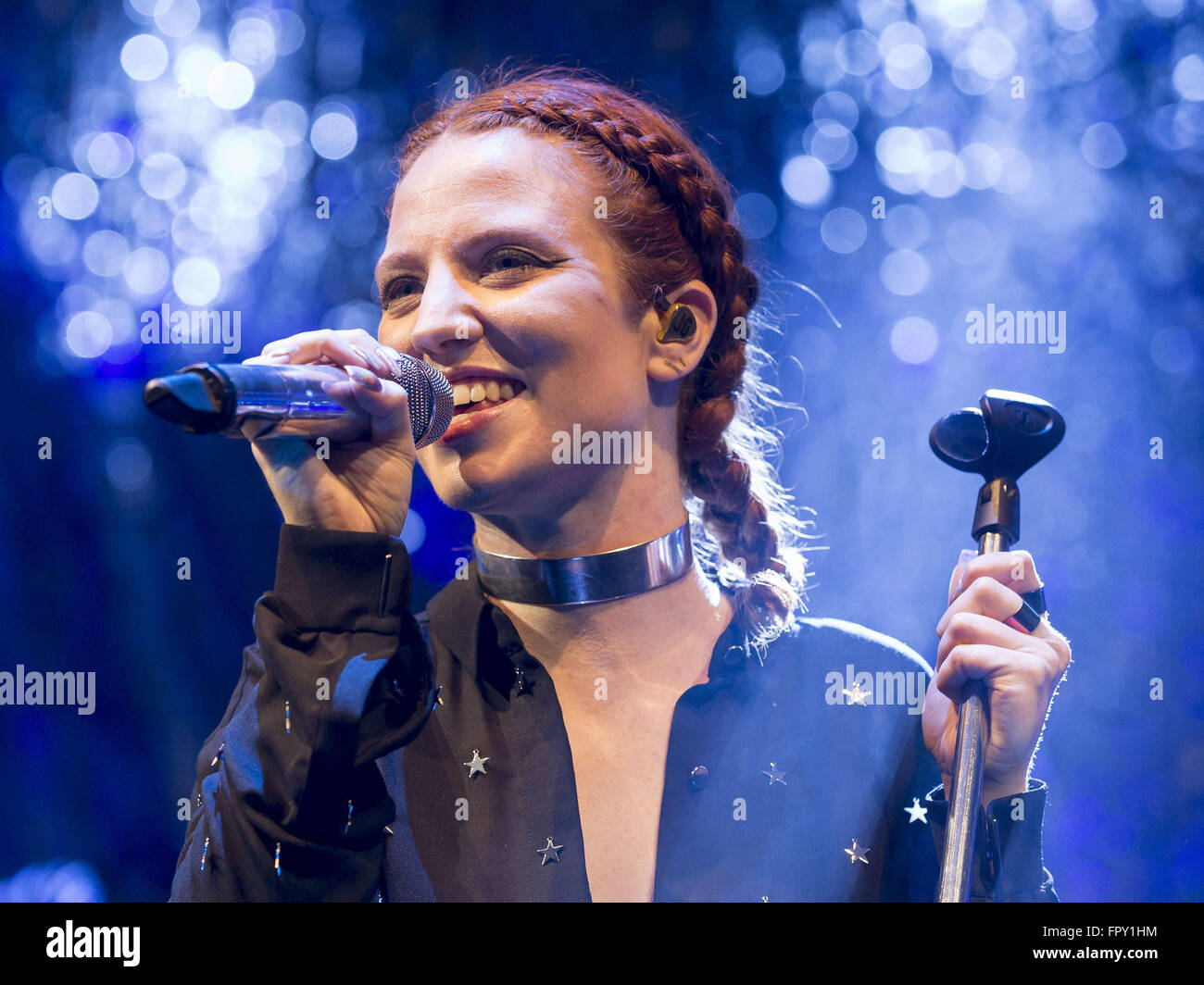 Jess Singer Number one in the uk singles chart hi-res stock photography and images ...