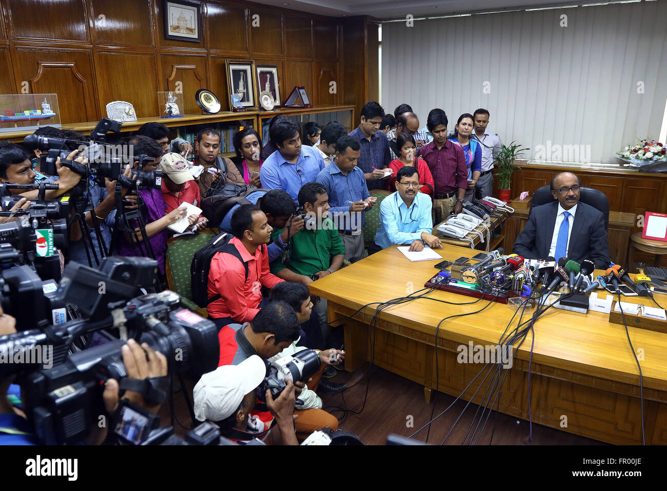 Dhaka, Bangladesh. 20th March, 2016. The newly appointed governor of Bangladesh Bank Fazle Kabir is talking with the press on his first day at his office at the central bank of Bangladesh. The government on March 16 appointed him as the new governor of Bangladesh Bank after the central bank’s $101 million cyber heist. Stock Photo