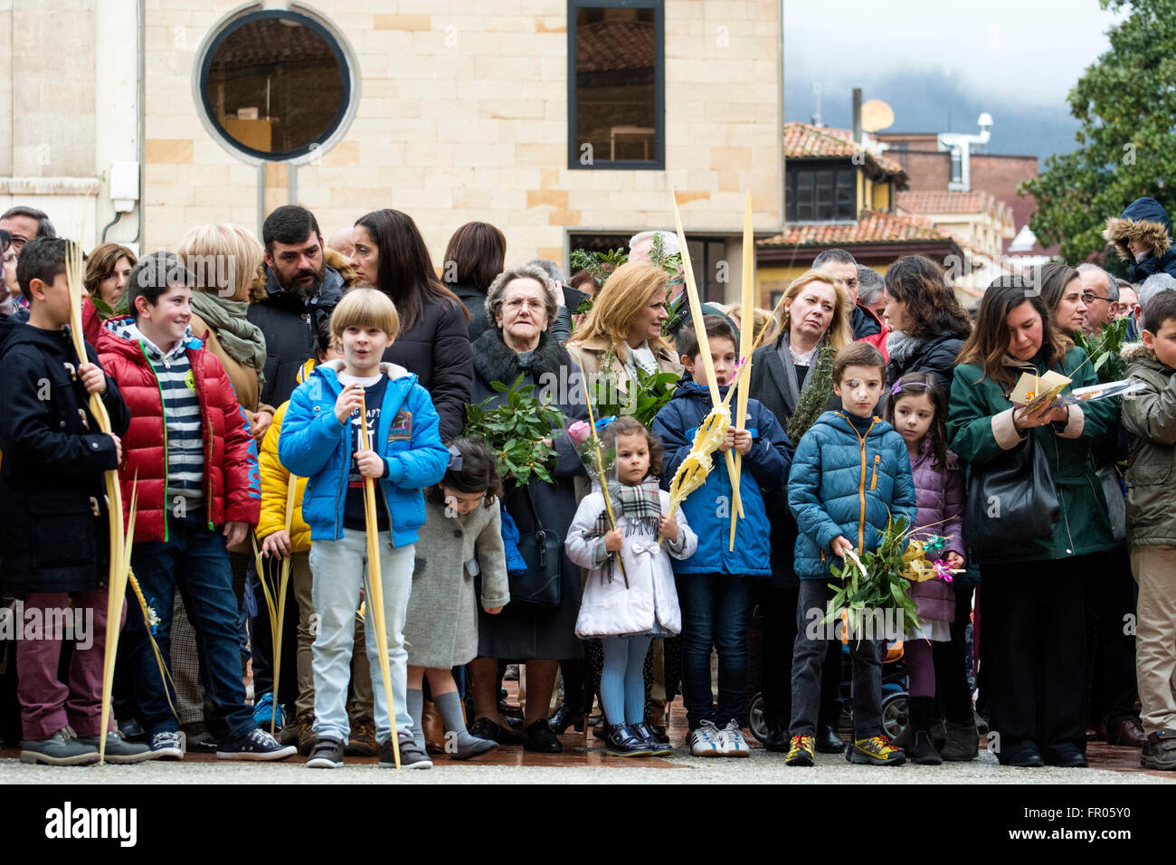 Oviedo, Spain. 20th March, 2016. Kids with palms and laurel during the blessing of palms at Palm Sunday, that commemorates Jesus' triumphal entry into Jerusalem, on March 20, 2016 in Oviedo, Spain. Credit:  David Gato/Alamy Live News Stock Photo