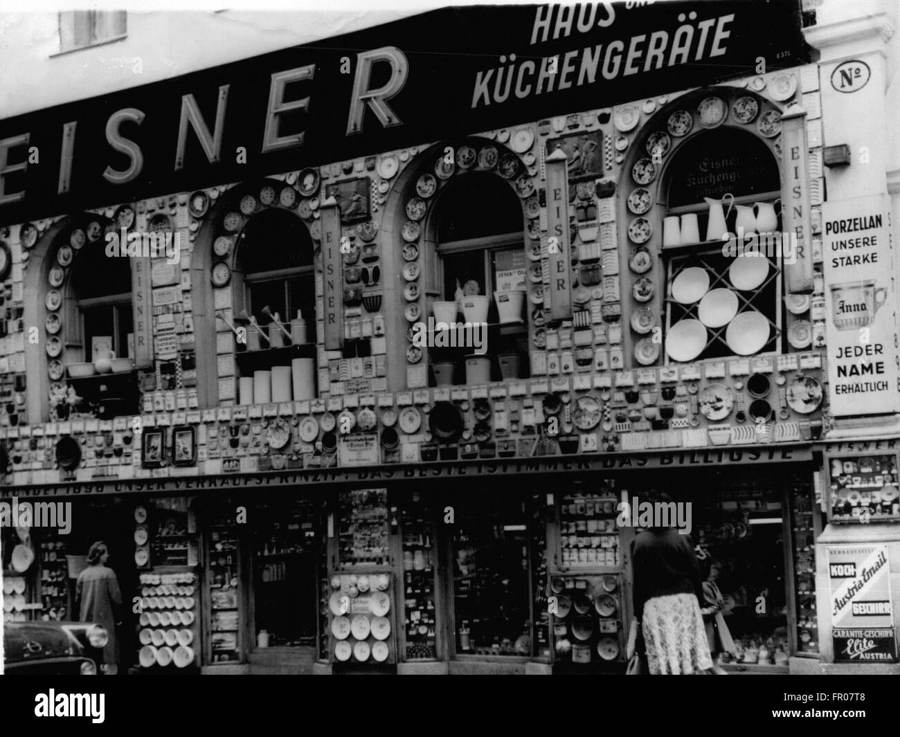 1962 - ''you want Something in Chinaware ? '' - Then here it is. There is no need to go inside this China ware shop in Vienna old Town - to see what the owner has for sale. Practically everything is shown on the outside. © Keystone Pictures USA/ZUMAPRESS.com/Alamy Live News Stock Photo