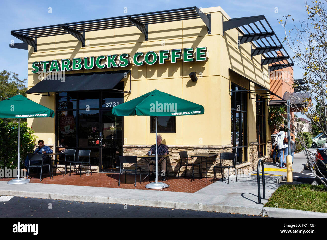 Starbucks Exterior High Resolution Stock Photography and Images Alamy