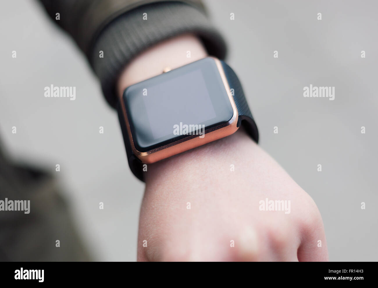 Se venligst Hvor retort Female hand with trendy smart watch. Girl is looking for new message or  checking time Stock Photo - Alamy