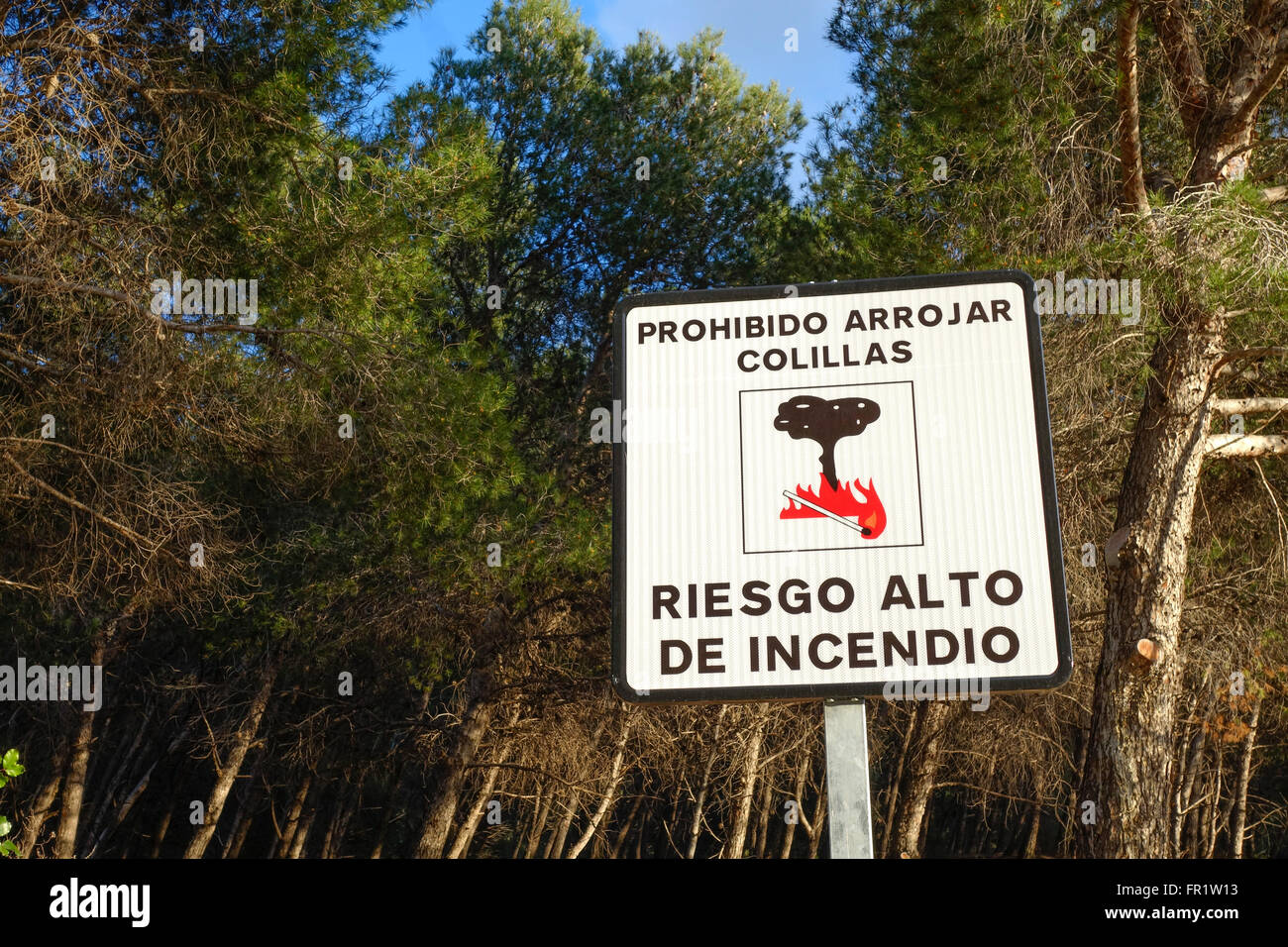 Spanish warning sign, for forest fires, Don't throw burning cigarettes in forest, high risk fro fire. Spanish. Andalusia, Spain Stock Photo