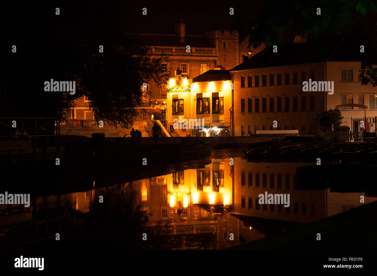 Anchor pub at night reflected in River Cam, Cambridge Stock Photo