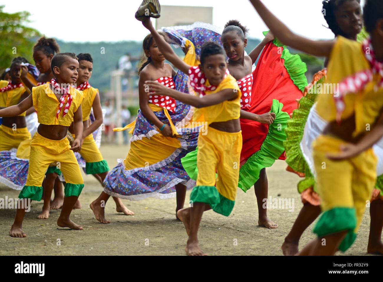 afro-colombian-dances-with-colorful-traditional-clothing-FR32Y9.jpg