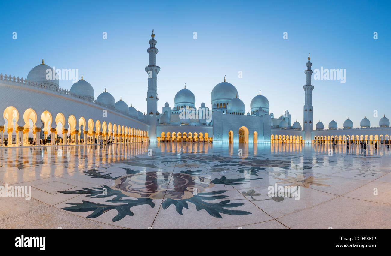 Evening View Of Sheikh Zayed Grand Mosque In Abu Dhabi United Arab Stock Photo Alamy