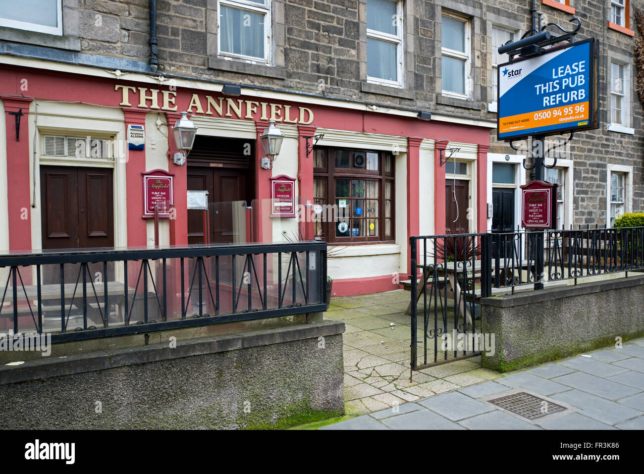 'Lease this pub' sign outside a public house in Edinburgh. Stock Photo