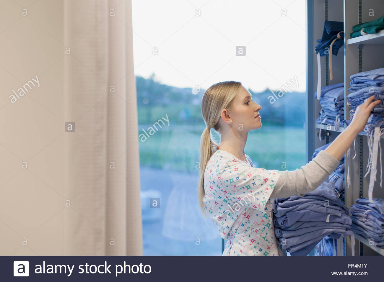 Hospital gowns hi-res stock photography and images - Alamy