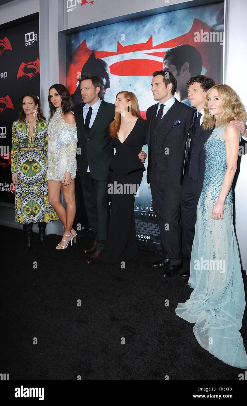 New York, NY, USA. 20th Mar, 2016. Diane Lane, Gal Gadot, Ben Affleck, Zack Snyder, Amy Adams, Henry Cavill, Jesse Eisenberg, Holly Hunter at arrivals for BATMAN V. SUPERMAN: DAWN OF JUSTICE Premiere, Radio City Music Hall, New York, NY March 20, 2016. Credit:  Kristin Callahan/Everett Collection/Alamy Live News Stock Photo
