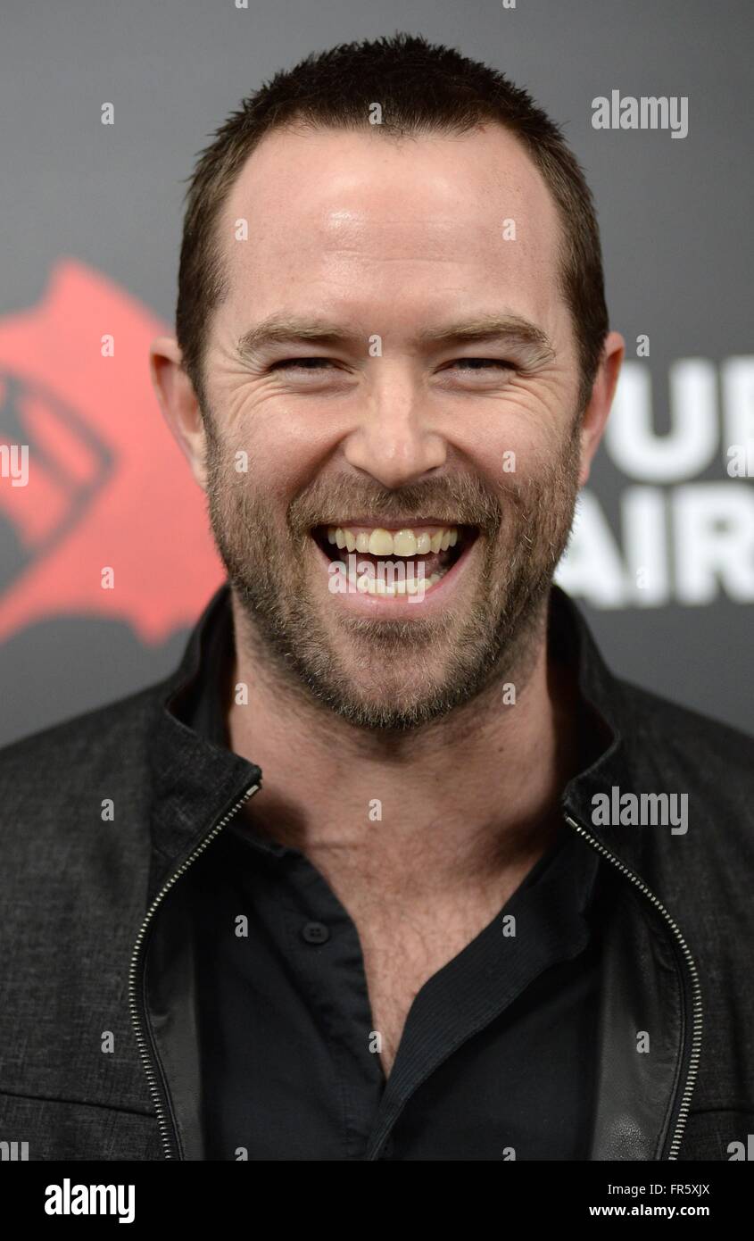 Sullivan Stapleton Ray Ban