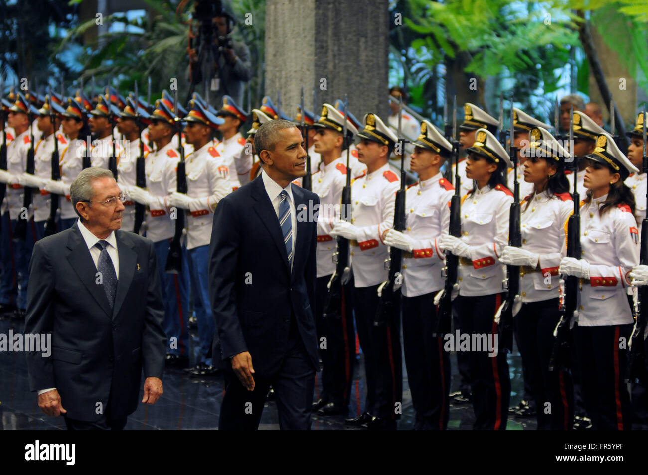 Havana, Havana. 21st Mar, 2016. Cuba's President Raul Castro(L, front) and U.S. President Barack Obama(R, front), inspect the guard of honour at Palace of the Revolution, in Havana, capital of Cuba on March 21, 2016. Barack Obama on Monday paid tribute to Cuban national hero Jose Marti in Havana, starting the official program of his historic visit to Cuba to strengthen the approach between the two countries. © Vladimir Molina/Prensa Latina/Xinhua/Alamy Live News Stock Photo