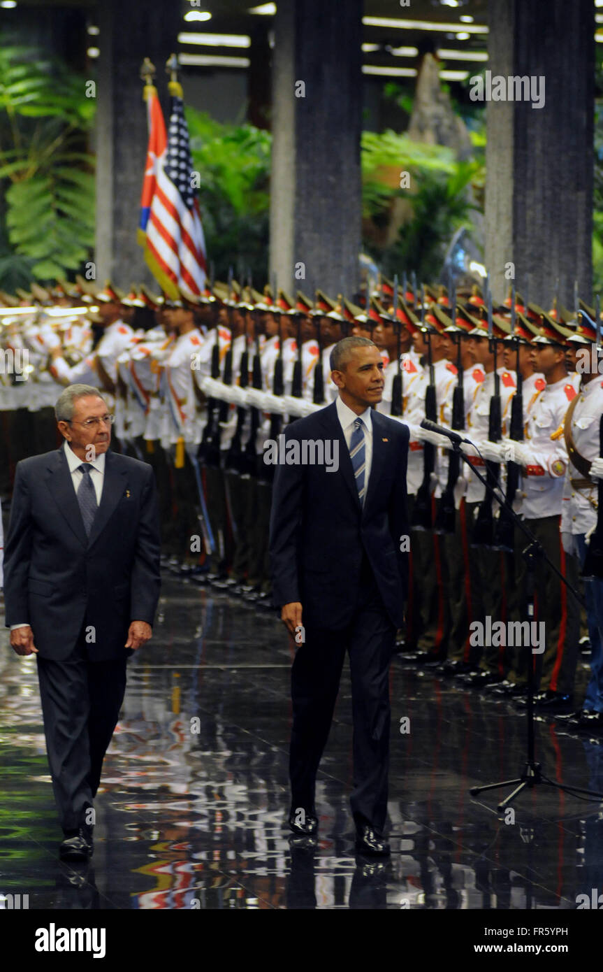 Havana, Havana. 21st Mar, 2016. Cuba's President Raul Castro(L, front) and U.S. President Barack Obama(R, front), inspect the guard of honour at Palace of the Revolution, in Havana, capital of Cuba on March 21, 2016. Barack Obama on Monday paid tribute to Cuban national hero Jose Marti in Havana, starting the official program of his historic visit to Cuba to strengthen the approach between the two countries. © Vladimir Molina/Prensa Latina/Xinhua/Alamy Live News Stock Photo