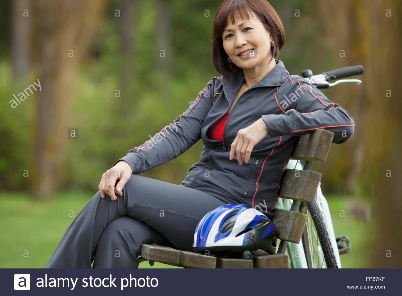 mature woman sitting on park bench Stock Photo - Alamy