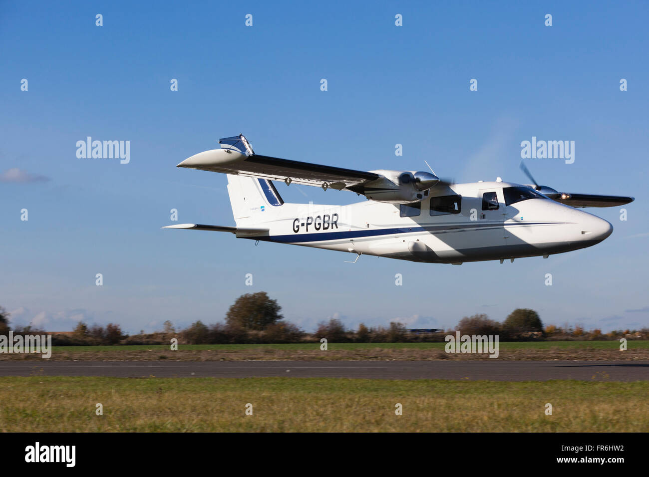 Twin engine plane hi-res stock photography and images - Alamy