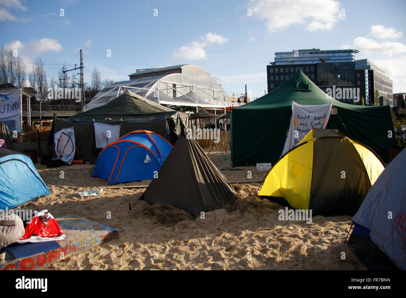 Impressionen: ein zum Bundespressestrand gehoeriges Brachgelaende ist von der Bewegung 'Occupy' besetzt worden. Die von der Paec Stock Photo