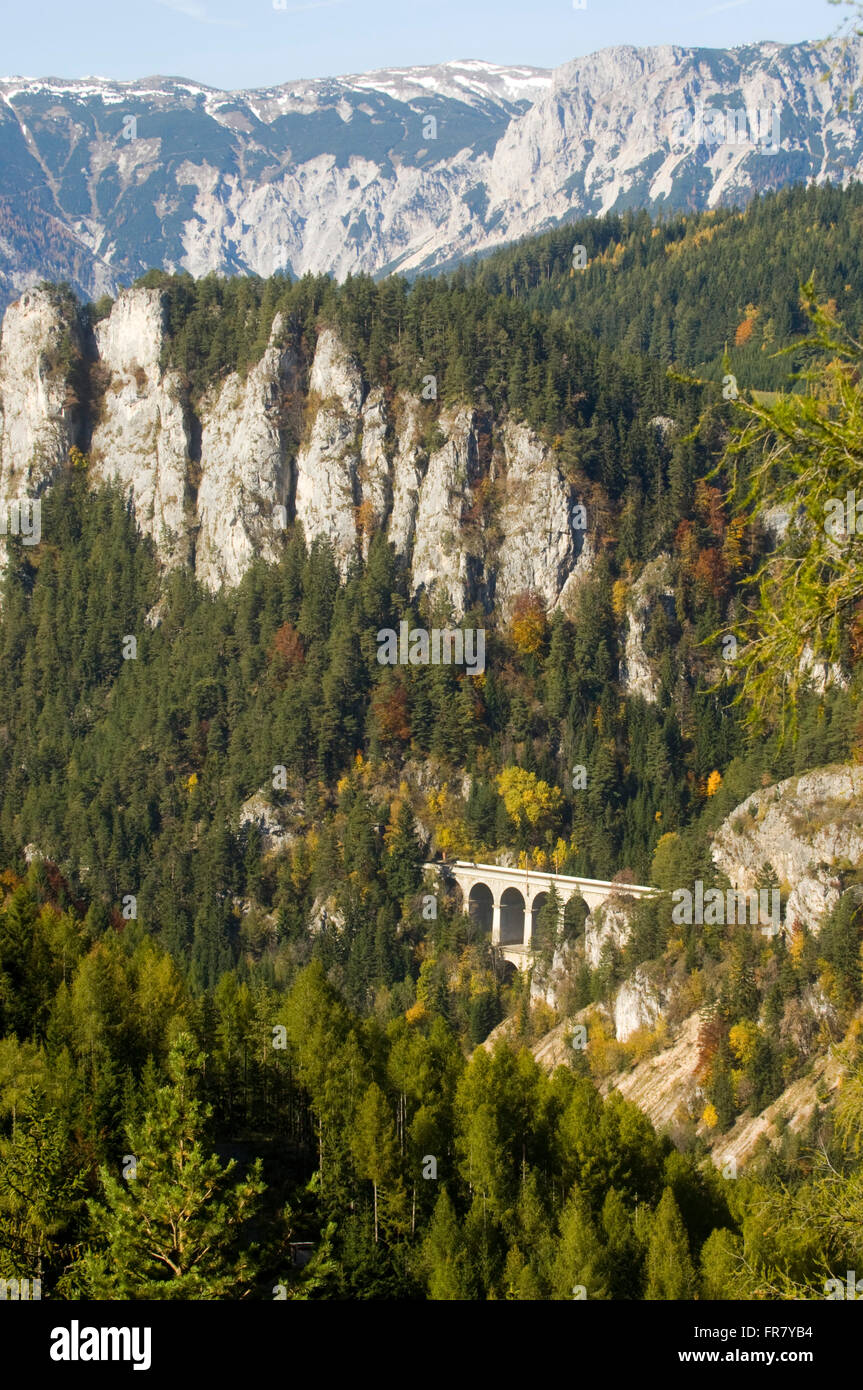 Österreich, Semmering, von 1967 - 1989 prägte der Blick auf das Viadukt "Kalte Rinne" den Anblick des 20 Schilling Scheines. Übe Stock Photo