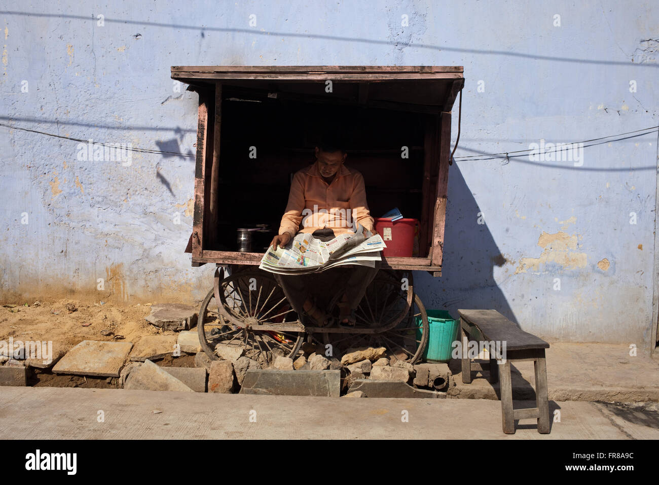 Newspaper break, mobile tea vendor, Jaipur, Rajasthan, India Stock Photo