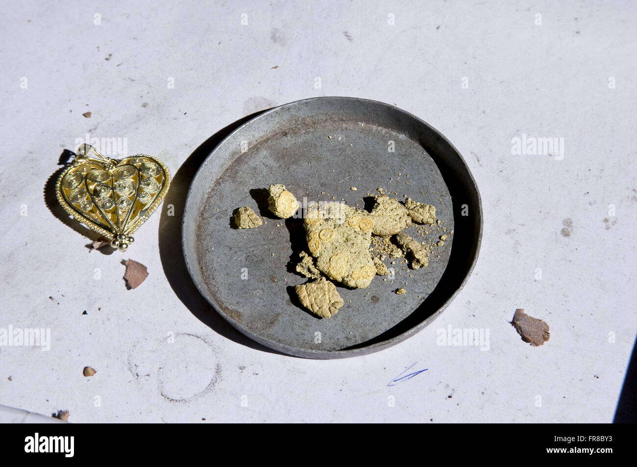 Gold jewelry hires stock photography and images Alamy