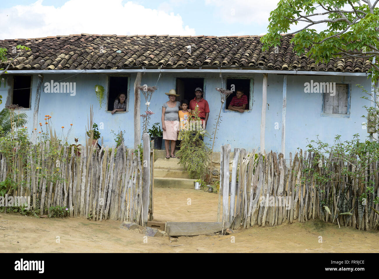 Farmer 53, wife and children in front of their home - region of Jararaca Stock Photo