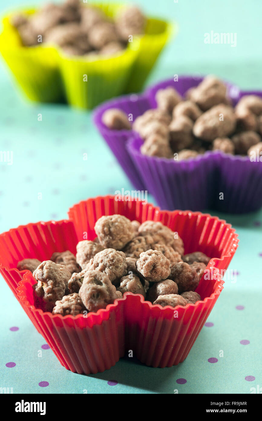 Amendoim praline : amendoim torrado com açúcar e chocolate Stock Photo