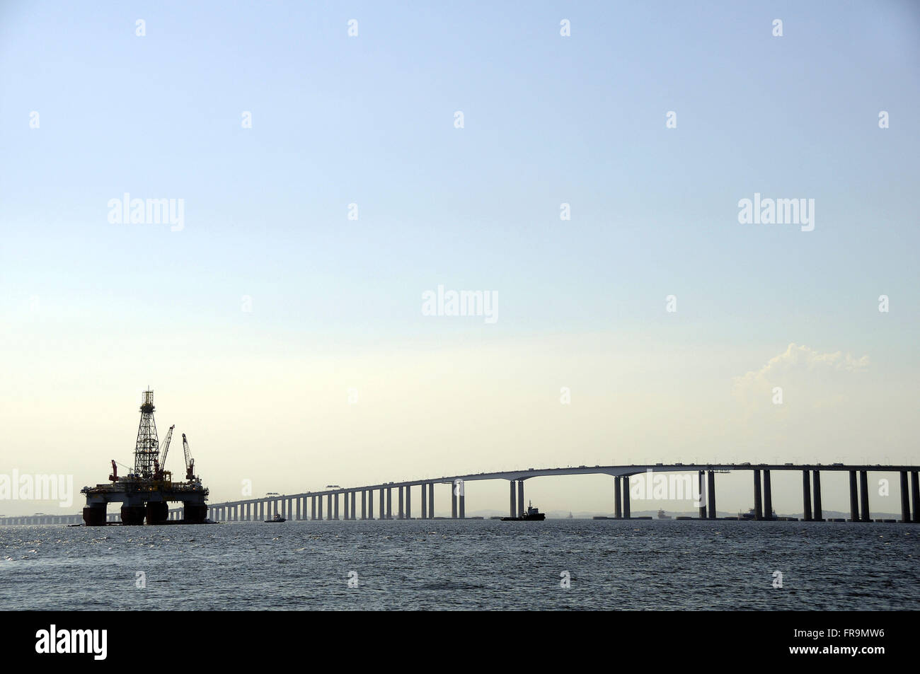 President Costa e Silva bridge known as Ponte Rio-Niteroi and oil platform Stock Photo