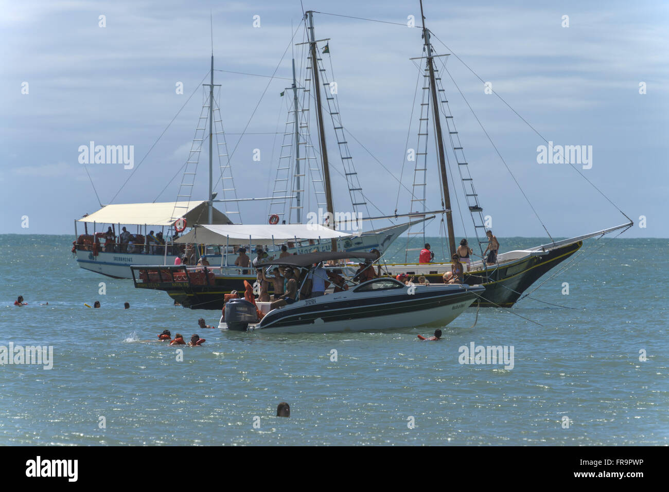 Embarcações turísticas ancoradas na Praia do Madeiro Stock Photo