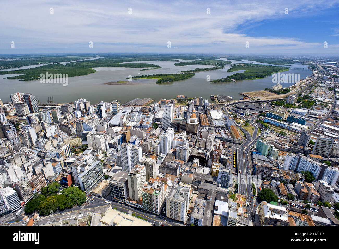 Vista aérea do centro da cidade e estuário do Delta do Jacuí ao fundo - zona portuária Stock Photo