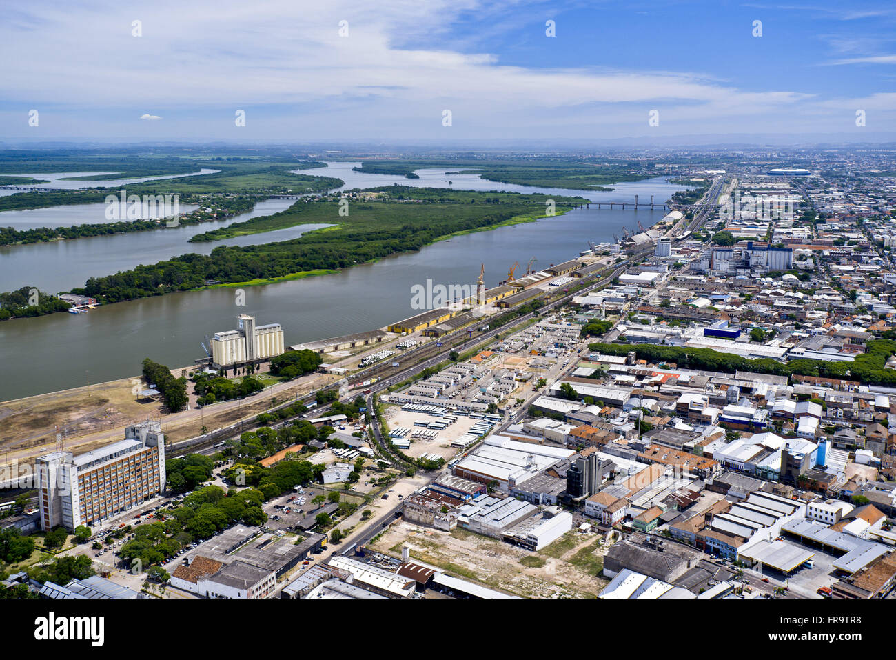Vista aérea da zona portuária na margem do Rio Guaíba e bairro Navegantes Stock Photo