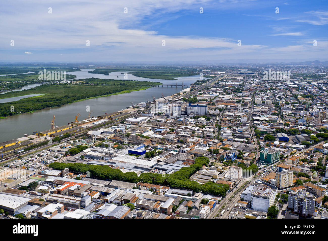 Vista aérea da zona portuária na margem do Rio Guaíba e bairro Navegantes Stock Photo