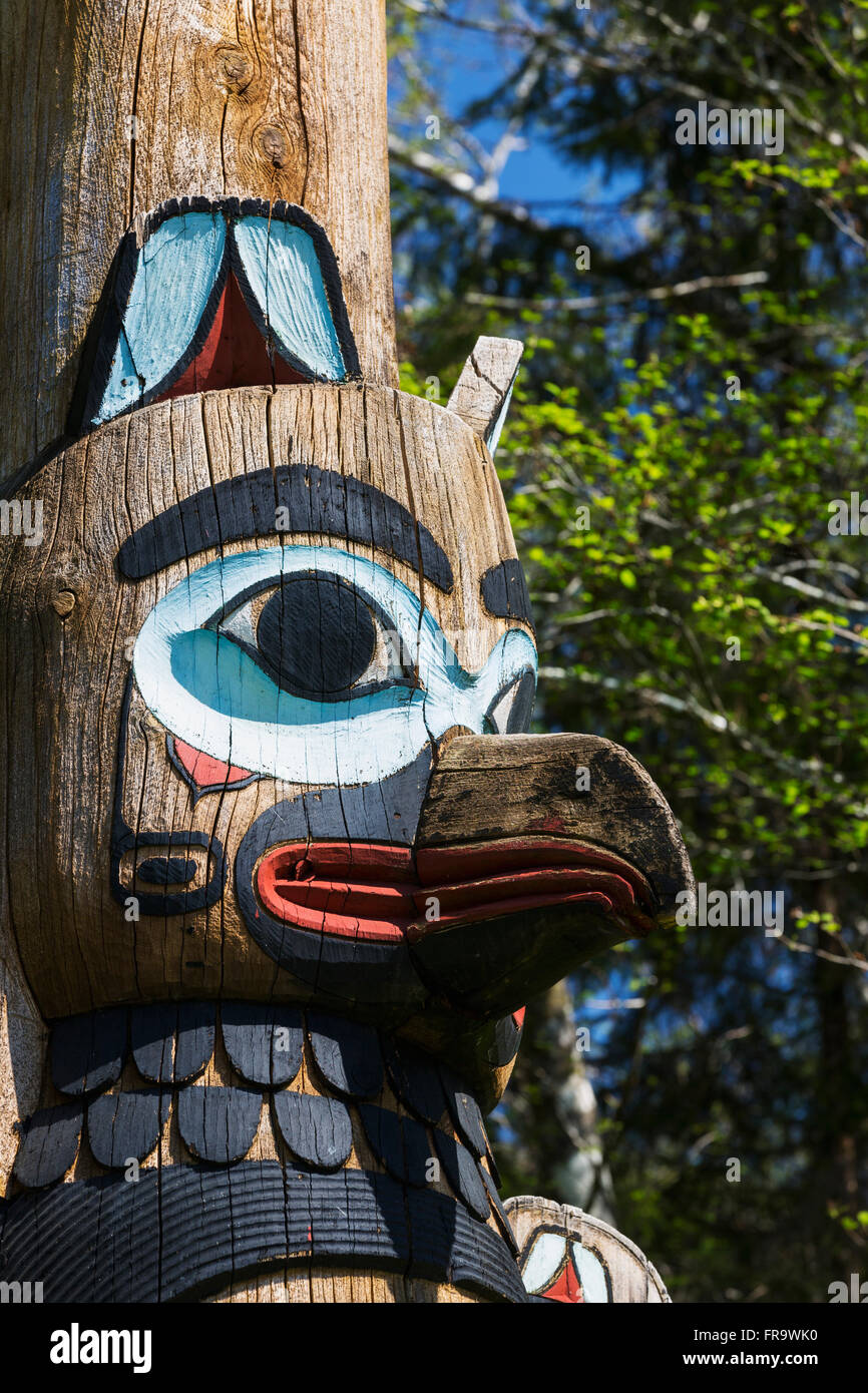 Detail of a raven figure carved into a totem pole, Totem Bight State ...