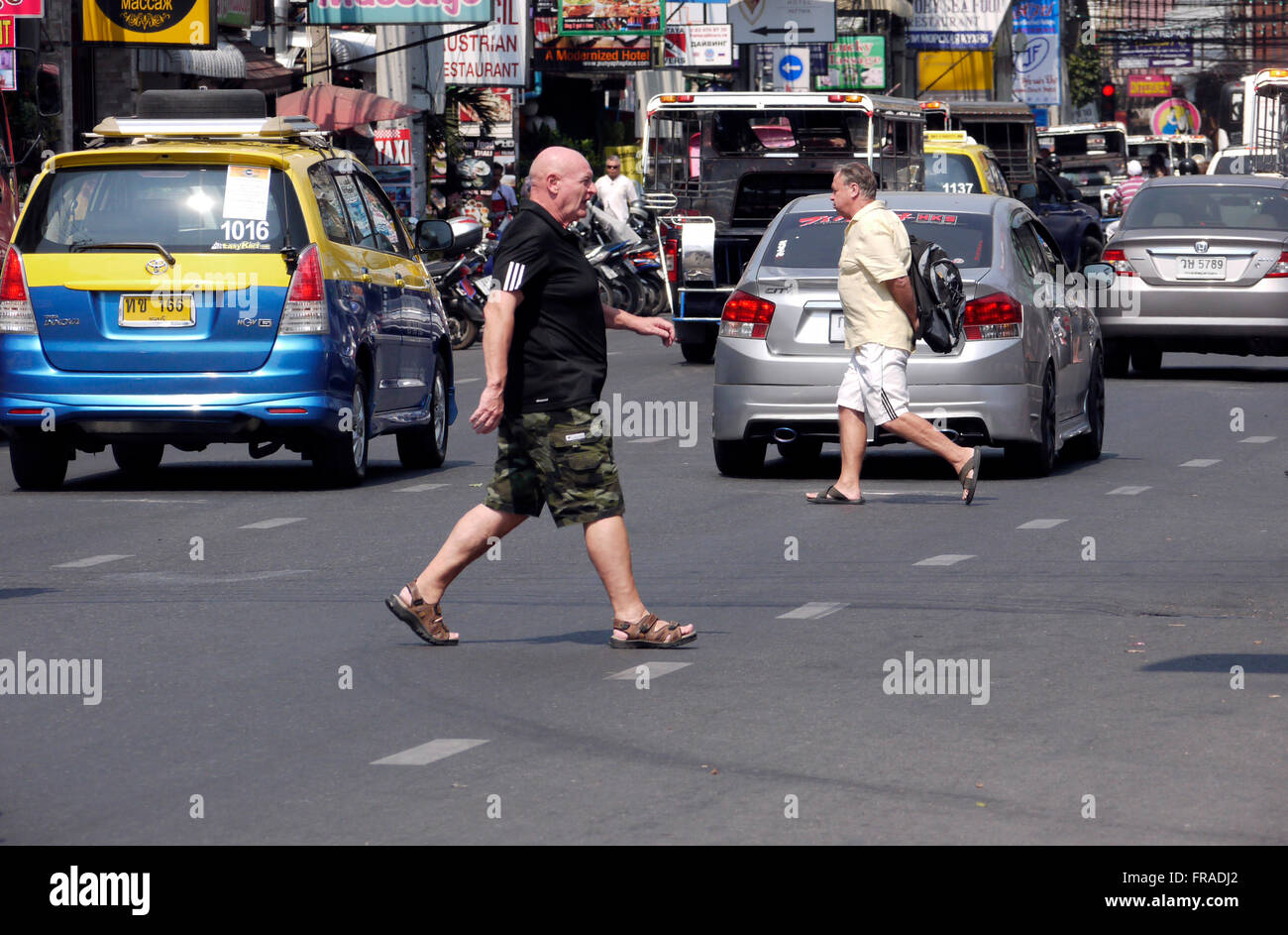 Crossing road dangerous hi-res stock photography and images - Alamy