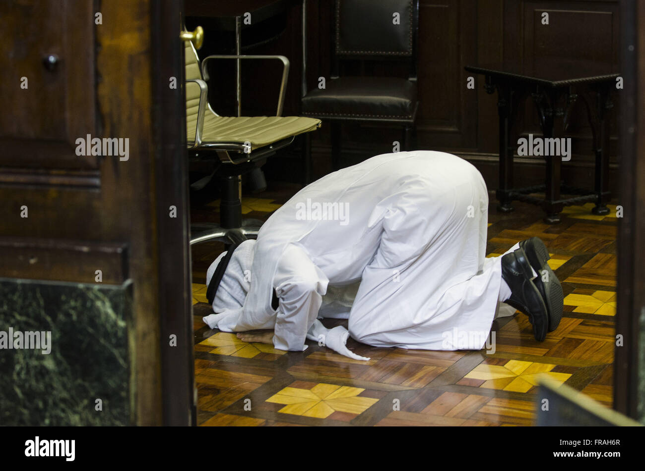 Representative of Kuwait kneeling praying during the World Summit of Legislators Stock Photo