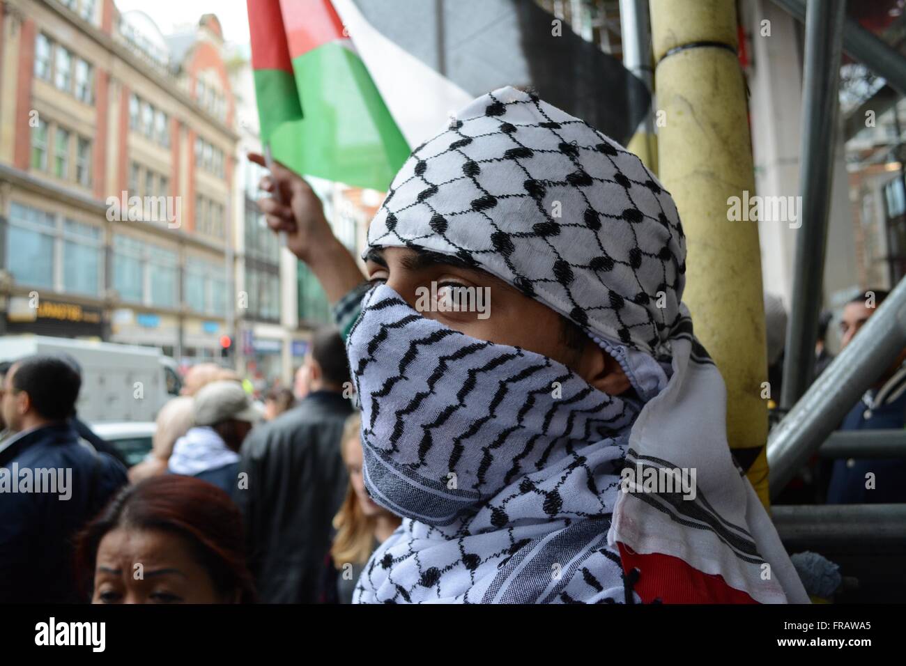 October 17th 2015. London, England. Protester in a face mask waves Palestinian flag in London. ©Marc Ward/Alamy Stock Photo