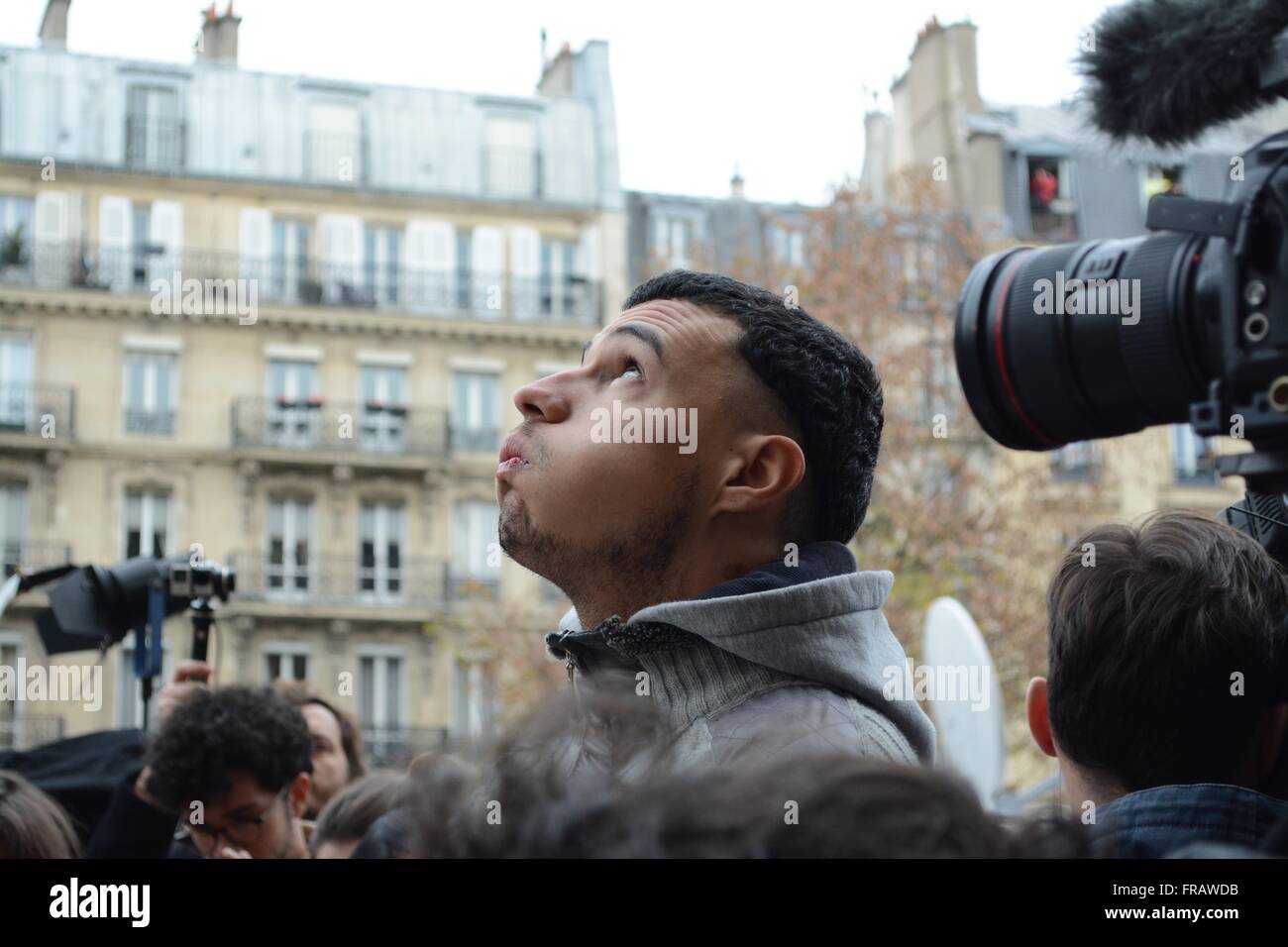 November 14th 2015. Paris, France. A man looks skywards as he pays tribute to those killed in the Paris terror attacks. ©Marc Ward/Alamy Stock Photo