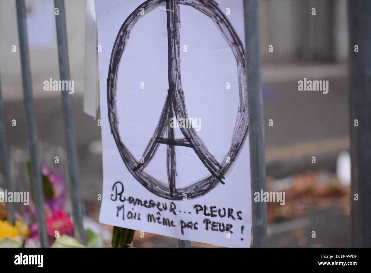 November 14th 2015. Paris, France. Drawing left at one of the barriers around the Bataclan. The sign translates to: 'tears but no more fear.' ©Marc Ward/Alamy Stock Photo