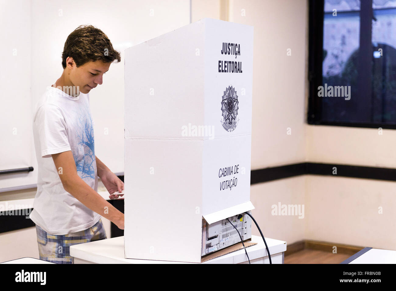 Teen voter voting in electronic urn at PUC-Rio - Elections 2014 Stock Photo