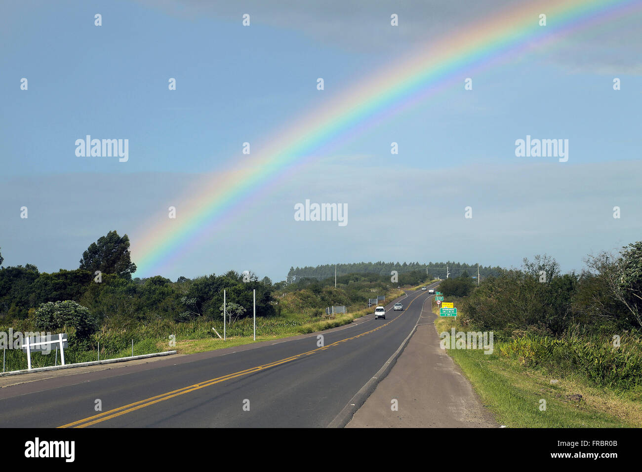 Br 453 Rota Do Sol Com Arco Iris Ao Fundo Stock Photo Alamy