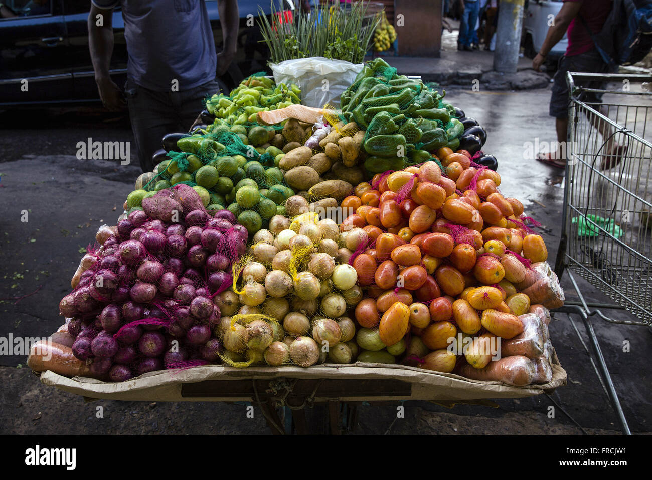 Comércio informal de legumes nas proximidades do Mercado Municipal Adolpho Lisboa Stock Photo