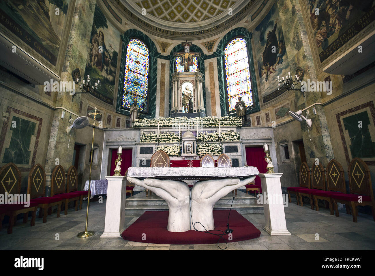 Vista interna do altar da Igreja de São Sebastião no centro da cidade Stock Photo