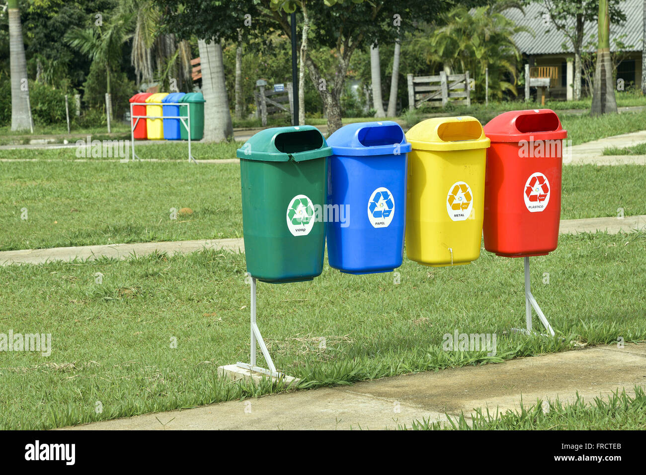 Lixeiras para recicláveis na Praça do Bambu Stock Photo