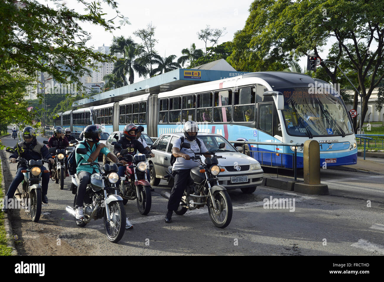 Motocicletas e transporte coletivo conhecido como metrobus na Estação Lago das Rosas Stock Photo