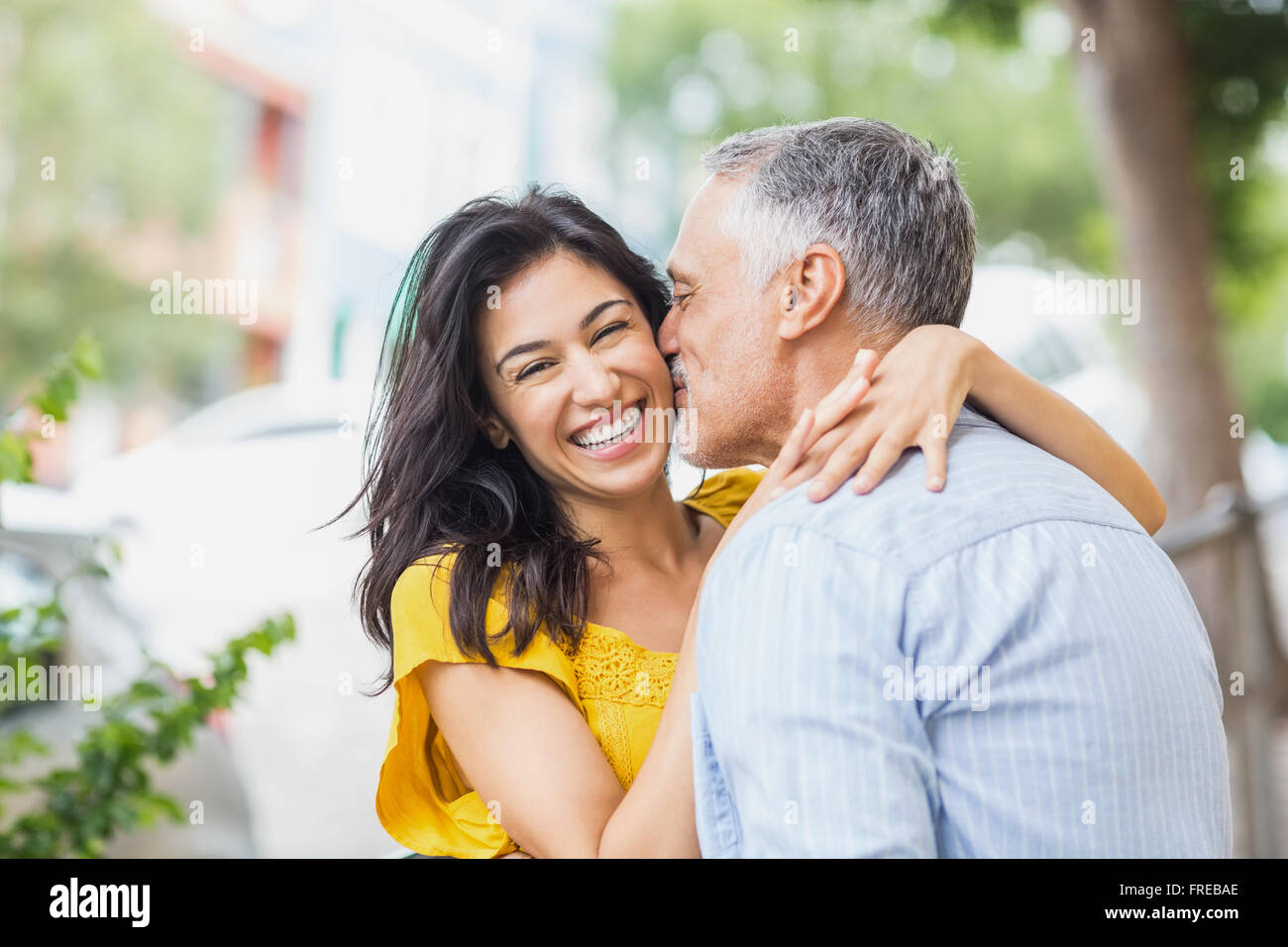 Man and woman kissing hi-res stock photography and images - Alamy