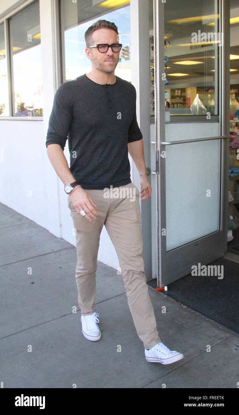 Ryan Reynolds leaving E Baldi restaurant after having lunch with a friend  in Beverly Hills Featuring: Ryan Reynolds Where: Hollywood, California,  United States When: 19 Feb 2016 Stock Photo - Alamy
