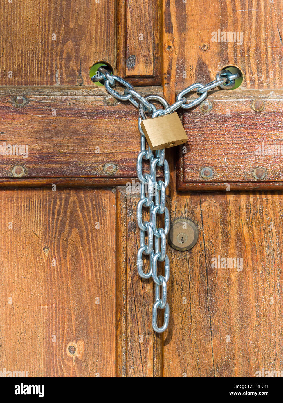 Lock and shiny rings chain closing a wooden garden gate Stock Photo Alamy