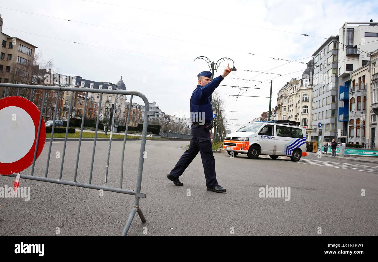 Brussels, Belgium. 22nd Mar, 2016. A policeman stands guard at a crossroad in Brussels, Belgium, on March 22, 2016. The death toll has risen to 34 in the deadly blasts in Brussels on Tuesday morning, according to the latest figures. Credit:  Ye Pingfan/Xinhua/Alamy Live News Stock Photo