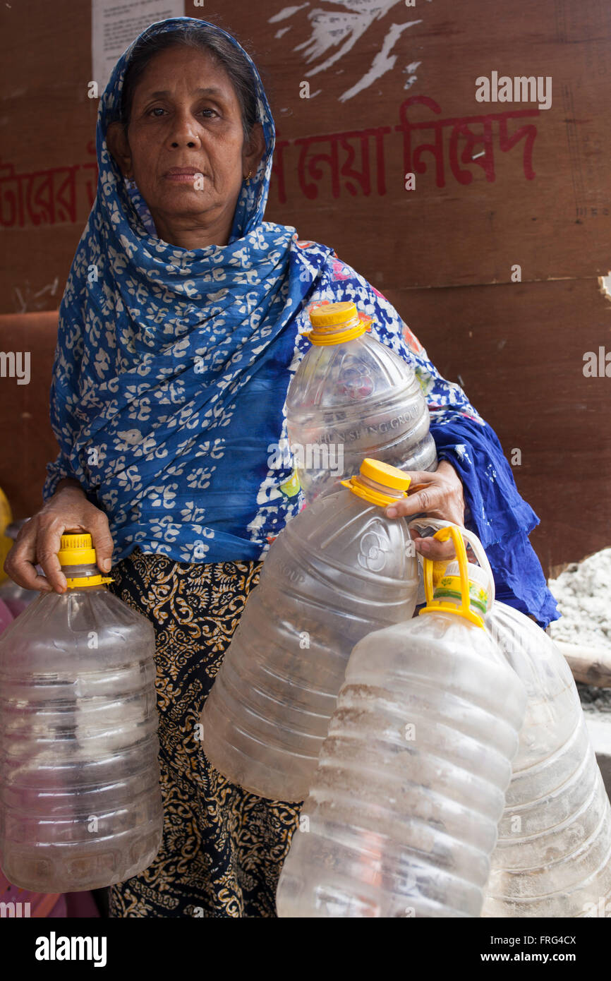 Dhaka, Bangladesh. 22nd March, 2016. Resident of Dhaka collects drinkable water from a tanker in Dhaka, Bangladesh on March 22, 2016. Millions of inhabitants of Dhaka face severe water crisis during the blistering summer months.Safe drinking water crisis has become one of the major and common problems now-a-days in Bangladesh, especially in Dhaka city. Credit:  zakir hossain chowdhury zakir/Alamy Live News Stock Photo