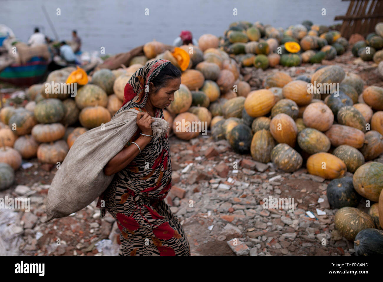 Dhaka, Bangladesh. 21st March, 2016. People collect vegetable from the wholesale market at the bank of river Buriganga in Dhaka, Bangladesh on March 21, 2016. A large swathe of the Buriganga River which is the lifeline of the capital has turned pitch-black with toxic waste, oil and chemicals flowing into it from industrial units.  Buriganga river, which flows by Dhaka is now one of the most polluted and biologically dead rivers in Bangladesh. Credit:  zakir hossain chowdhury zakir/Alamy Live News Stock Photo