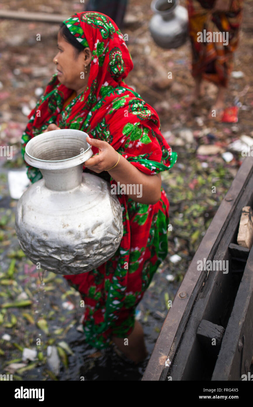 Dhaka, Bangladesh. 21st March, 2016. Women collected polluted water from Buriganga river for their daily needs in Dhaka, Bangladesh on March 21, 2016. A large swathe of the Buriganga River which is the lifeline of the capital has turned pitch-black with toxic waste, oil and chemicals flowing into it from industrial units.  Buriganga river, which flows by Dhaka is now one of the most polluted and biologically dead rivers in Bangladesh. Credit:  zakir hossain chowdhury zakir/Alamy Live News Stock Photo