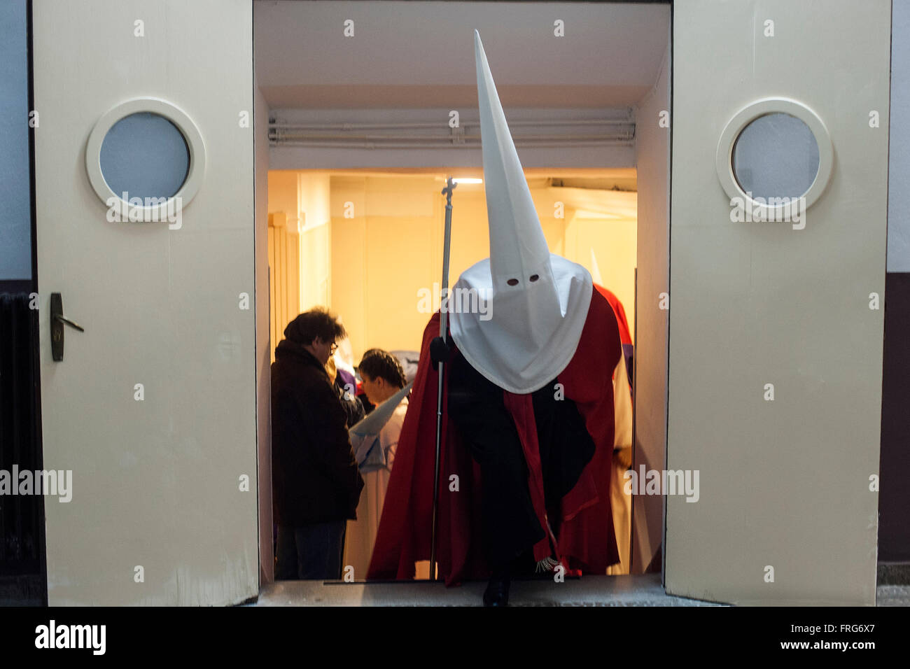 Santander, Spain. 22nd Mar, 2016. A Nazarene leaves the room where change to participate in the procession of the meeting in Santander  Credit:  JOAQUIN GOMEZ SASTRE/Alamy Live News Stock Photo